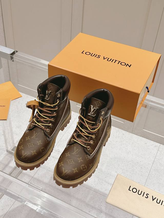 顶级版本 男款 Lv踢不烂的联名款马丁靴隆重推出 Louis Vuitton X Timberland靴子。 Lv X Timberland添柏岚联名款老花大黄